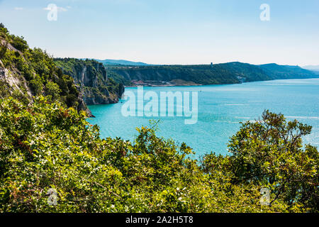 Golf von Triest. Hohe Klippen zwischen Boote, karstigen Felsen und alten Burgen. Duino. Italien Stockfoto