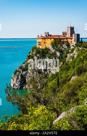 Golf von Triest. Hohe Klippen zwischen Boote, karstigen Felsen und alten Burgen. Duino. Italien Stockfoto
