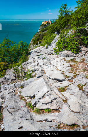 Golf von Triest. Hohe Klippen zwischen Boote, karstigen Felsen und alten Burgen. Duino. Italien Stockfoto