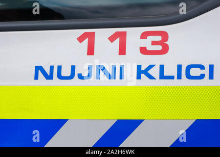 Slovenska Bistrica, Slowenien - Sept 14 2019: Polizei mit Notruf Nummer auf der Seite der Streifenwagen, Slowenien Polizei Stockfoto