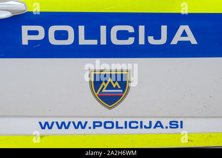 Slovenska Bistrica, Slowenien - Sept 14 2019: Polizei mit Notruf Nummer auf der Seite der Streifenwagen, Slowenien Polizei Stockfoto