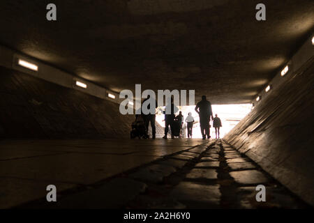 Menschen gehen in einer Unterführung im Stadtzentrum von Edinburgh Stockfoto