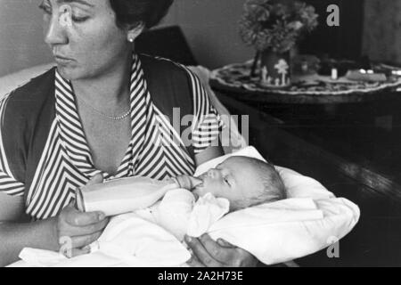 Alltagsszenen einer Stuttgarter Familie, Deutsches Reich 30er Jahre. Szenen aus dem Alltag einer Familie in Stuttgart, Deutschland 1930. Stockfoto