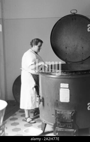 Alltagsszenen eines landwirtschaftlichen Betriebs, Deutsches Reich 30er Jahre. Szenen aus dem täglichen Leben eines landwirtschaftlichen Unternehmens, Deutschland 1930. Stockfoto