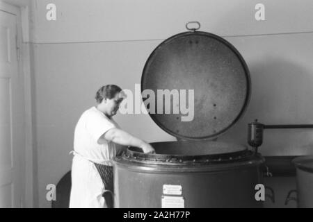 Alltagsszenen eines landwirtschaftlichen Betriebs, Deutsches Reich 30er Jahre. Szenen aus dem täglichen Leben eines landwirtschaftlichen Unternehmens, Deutschland 1930. Stockfoto