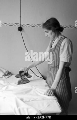 Alltagsszenen eines landwirtschaftlichen Betriebs, Deutsches Reich 30er Jahre. Szenen aus dem täglichen Leben eines landwirtschaftlichen Unternehmens, Deutschland 1930. Stockfoto