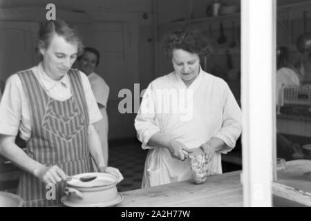 Alltagsszenen eines landwirtschaftlichen Betriebs, Deutsches Reich 30er Jahre. Szenen aus dem täglichen Leben eines landwirtschaftlichen Unternehmens, Deutschland 1930. Stockfoto