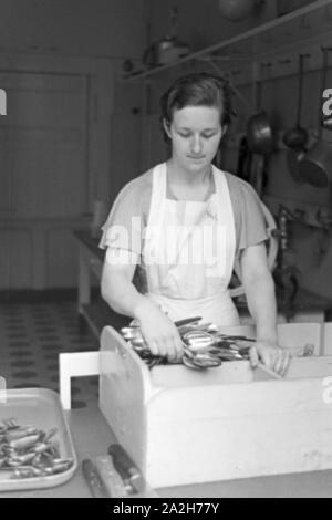 Alltagsszenen eines landwirtschaftlichen Betriebs, Deutsches Reich 30er Jahre. Szenen aus dem täglichen Leben eines landwirtschaftlichen Unternehmens, Deutschland 1930. Stockfoto