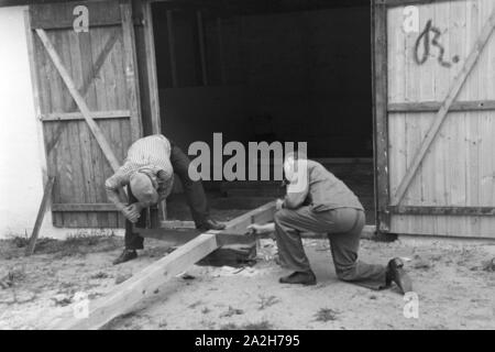 Alltagsszenen eines landwirtschaftlichen Betriebs, Deutsches Reich 30er Jahre. Szenen aus dem täglichen Leben eines landwirtschaftlichen Unternehmens, Deutschland 1930. Stockfoto