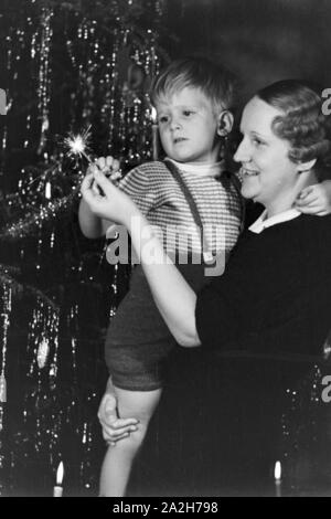 Alltagsszenen einer Stuttgarter Familie, Deutsches Reich 30er Jahre. Szenen aus dem Alltag einer Familie in Stuttgart, Deutschland 1930. Stockfoto