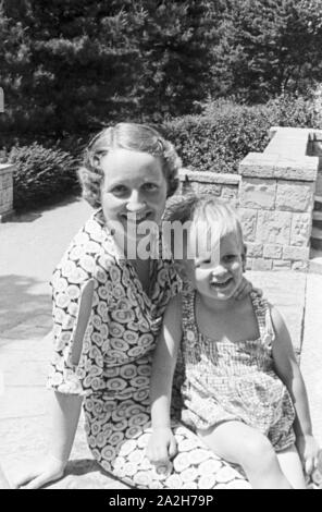 Alltagsszenen einer Stuttgarter Familie, Deutsches Reich 30er Jahre. Szenen aus dem Alltag einer Familie in Stuttgart, Deutschland 1930. Stockfoto