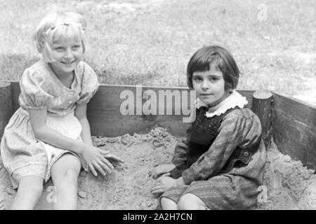 Kindheitsszenen im Deutschen Reich der 1930er Jahre. Szenen aus der Kindheit in Deutschland in den 1930er Jahren. Stockfoto