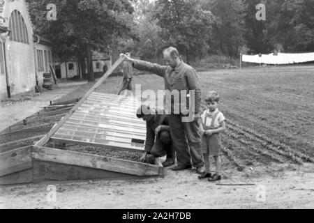 Alltagsszenen eines landwirtschaftlichen Betriebs, Deutsches Reich 30er Jahre. Szenen aus dem täglichen Leben eines landwirtschaftlichen Unternehmens, Deutschland 1930. Stockfoto