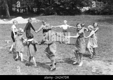 Kindheitsszenen im Deutschen Reich der 1930er Jahre. Szenen aus der Kindheit in Deutschland in den 1930er Jahren. Stockfoto