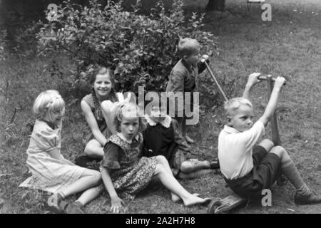 Kindheitsszenen im Deutschen Reich der 1930er Jahre. Szenen aus der Kindheit in Deutschland in den 1930er Jahren. Stockfoto