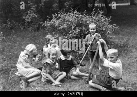 Kindheitsszenen im Deutschen Reich der 1930er Jahre. Szenen aus der Kindheit in Deutschland in den 1930er Jahren. Stockfoto