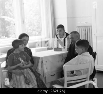 Kindheitsszenen im Deutschen Reich der 1930er Jahre. Szenen aus der Kindheit in Deutschland in den 1930er Jahren. Stockfoto