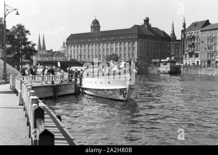 Dampfbootbetrieb mit dem Hansa-Generator, Deutschland 1930er Jahre. Betrieb einer Dampf schiff mit Gas Hansa Generatoren, Deutschland 1930. Stockfoto