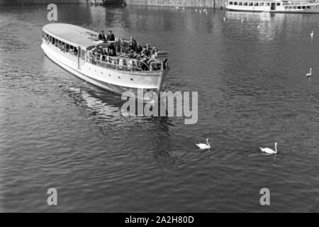 Dampfbootbetrieb mit dem Hansa-Generator, Deutschland 1930er Jahre. Betrieb einer Dampf schiff mit Gas Hansa Generatoren, Deutschland 1930. Stockfoto