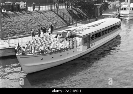 Dampfbootbetrieb mit dem Hansa-Generator, Deutschland 1930er Jahre. Betrieb einer Dampf schiff mit Gas Hansa Generatoren, Deutschland 1930. Stockfoto