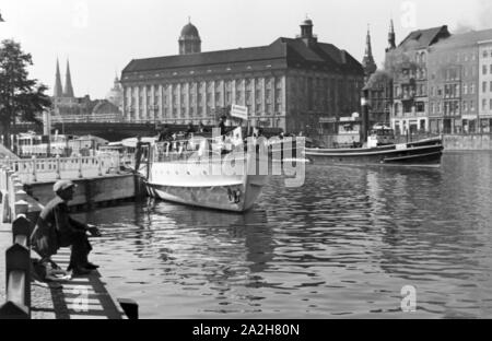 Dampfbootbetrieb mit dem Hansa-Generator, Deutschland 1930er Jahre. Betrieb einer Dampf schiff mit Gas Hansa Generatoren, Deutschland 1930. Stockfoto