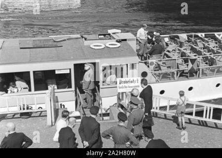 Dampfbootbetrieb mit dem Hansa-Generator, Deutschland 1930er Jahre. Betrieb einer Dampf schiff mit Gas Hansa Generatoren, Deutschland 1930. Stockfoto