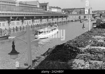 Dampfbootbetrieb mit dem Hansa-Generator, Deutschland 1930er Jahre. Betrieb einer Dampf schiff mit Gas Hansa Generatoren, Deutschland 1930. Stockfoto