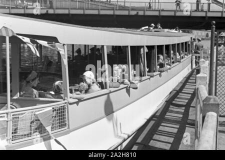 Dampfbootbetrieb mit dem Hansa-Generator, Deutschland 1930er Jahre. Betrieb einer Dampf schiff mit Gas Hansa Generatoren, Deutschland 1930. Stockfoto