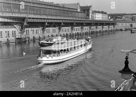 Dampfbootbetrieb mit dem Hansa-Generator, Deutschland 1930er Jahre. Betrieb einer Dampf schiff mit Gas Hansa Generatoren, Deutschland 1930. Stockfoto