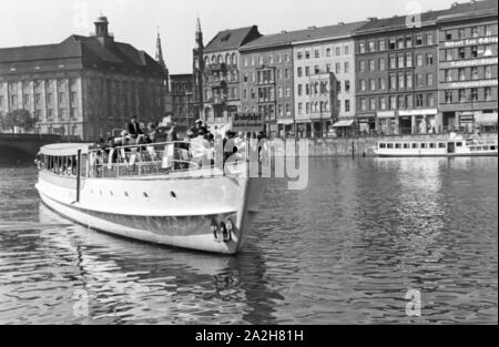 Dampfbootbetrieb mit dem Hansa-Generator, Deutschland 1930er Jahre. Betrieb einer Dampf schiff mit Gas Hansa Generatoren, Deutschland 1930. Stockfoto