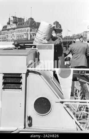 Dampfbootbetrieb mit dem Hansa-Generator, Deutschland 1930er Jahre. Betrieb einer Dampf schiff mit Gas Hansa Generatoren, Deutschland 1930. Stockfoto