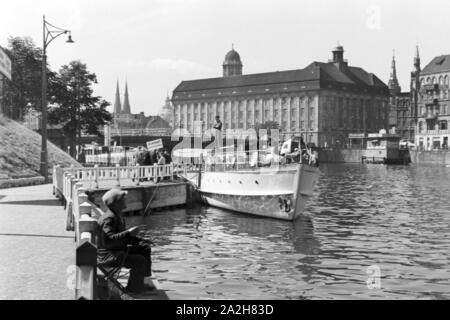 Dampfbootbetrieb mit dem Hansa-Generator, Deutschland 1930er Jahre. Betrieb einer Dampf schiff mit Gas Hansa Generatoren, Deutschland 1930. Stockfoto