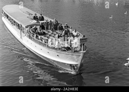 Dampfbootbetrieb mit dem Hansa-Generator, Deutschland 1930er Jahre. Betrieb einer Dampf schiff mit Gas Hansa Generatoren, Deutschland 1930. Stockfoto