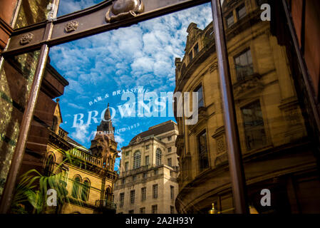 Reflexion der alten Gebäude auf einem Schaufenster in Manchester. Stockfoto