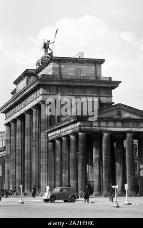 Unterwegs am Brandenburger Tor in der Reichshauptstadt Berlin, Deutschland 1930er Jahre. In der deutschen Hauptstadt Berlin, Deutschland 1930. Stockfoto