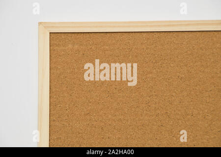 Leere Cork board Mock up mit Kork-board Textur Hintergrund mit Holzrahmen an den weißen Holz Wand (mit Freistellungspfad isoliert) Stockfoto