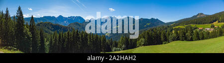 Sonnigen Sommer Landschaft mit solcava Panoramastraße Logarska Dolina, Logar-tal in Slowenien, einem beliebten touristischen und Reiseziel Stockfoto