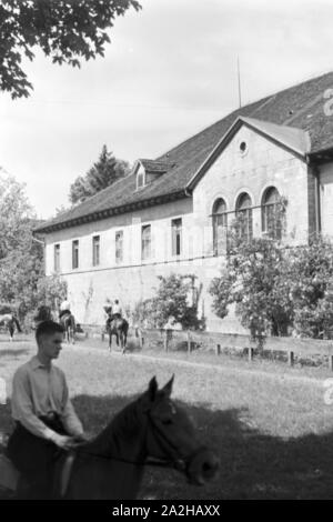 Reitunterricht in Tübingen, Deutsches Reich 30er Jahre. Reitunterricht in Tübingen, Deutschland 1930. Stockfoto