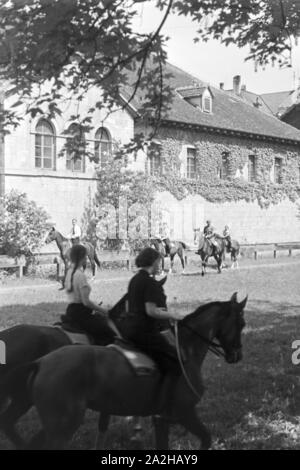 Reitunterricht in Tübingen, Deutsches Reich 30er Jahre. Reitunterricht in Tübingen, Deutschland 1930. Stockfoto