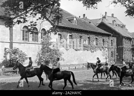 Reitunterricht in Tübingen, Deutsches Reich 30er Jahre. Reitunterricht in Tübingen, Deutschland 1930. Stockfoto