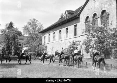 Reitunterricht in Tübingen, Deutsches Reich 30er Jahre. Reitunterricht in Tübingen, Deutschland 1930. Stockfoto