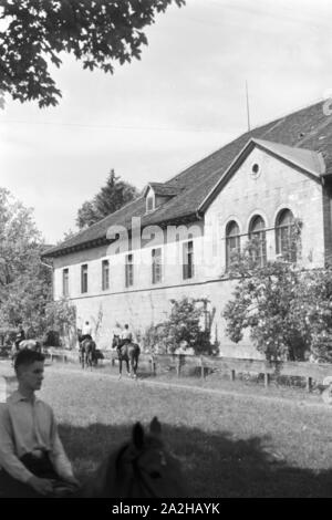 Reitunterricht in Tübingen, Deutsches Reich 30er Jahre. Reitunterricht in Tübingen, Deutschland 1930. Stockfoto