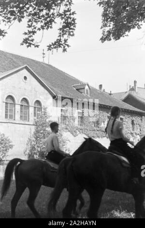 Reitunterricht in Tübingen, Deutsches Reich 30er Jahre. Reitunterricht in Tübingen, Deutschland 1930. Stockfoto