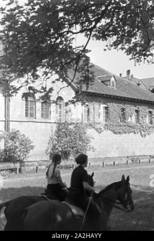 Reitunterricht in Tübingen, Deutsches Reich 30er Jahre. Reitunterricht in Tübingen, Deutschland 1930. Stockfoto