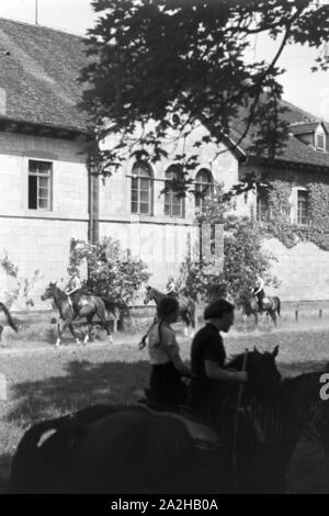 Reitunterricht in Tübingen, Deutsches Reich 30er Jahre. Reitunterricht in Tübingen, Deutschland 1930. Stockfoto