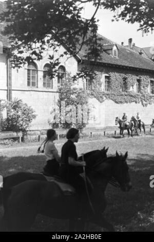 Reitunterricht in Tübingen, Deutsches Reich 30er Jahre. Reitunterricht in Tübingen, Deutschland 1930. Stockfoto