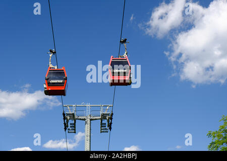 Maribor, Slowenien - 2. Mai 2019: Rot Kabinen der Pohorska vzpenjaca Seilbahn in Maribor, Slowenien an der Oberseite des Pohorje Gebirges mit der Stadt Stockfoto