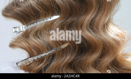 Silber friseure Clips in welliges Haar - Nahaufnahme Stockfoto