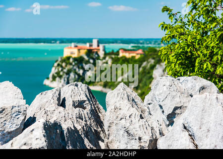 Golf von Triest. Hohe Klippen zwischen Boote, karstigen Felsen und alten Burgen. Duino. Italien Stockfoto