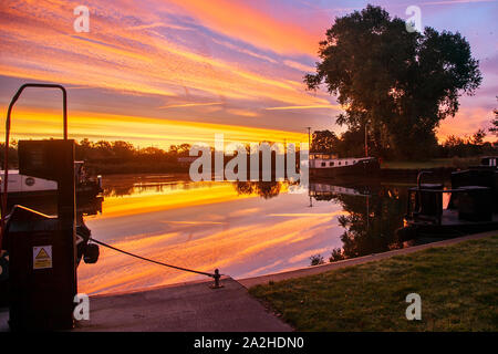 Rufford Hausboot Marina, Lancashire. UK Wetter. 3. Oktober, 2019. Bunte Himmel in der Morgendämmerung, und sonnigen Start in den Tag nach über Nacht Bodenfrost in ländlichen Lancashire. Kredit; MediaWorldImages/AlamyLiveNews Stockfoto